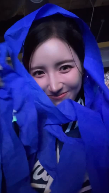 南珉貞欣賞SJ演唱會丟藍色彩帶。(圖/翻攝南珉貞IG)